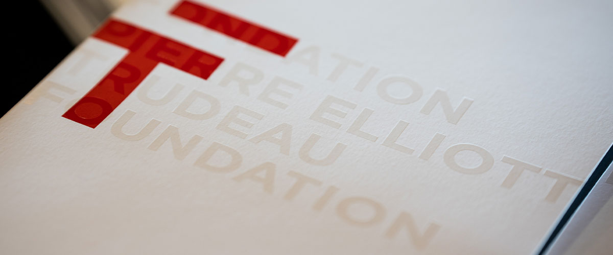 Dessus d'un cahier avec le logo de la Fondation.
