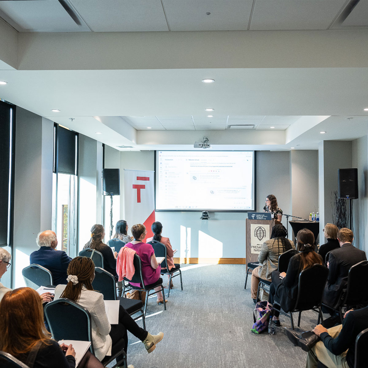 Des personnes qui assistent à une conférence