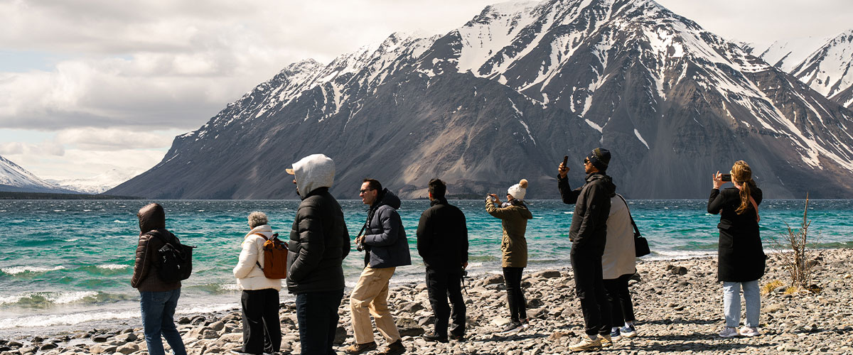Des personnes qui prennent des photos sur le bord de la mer.