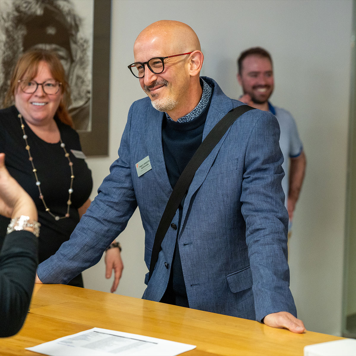 Un homme heureux à un comptoir. 